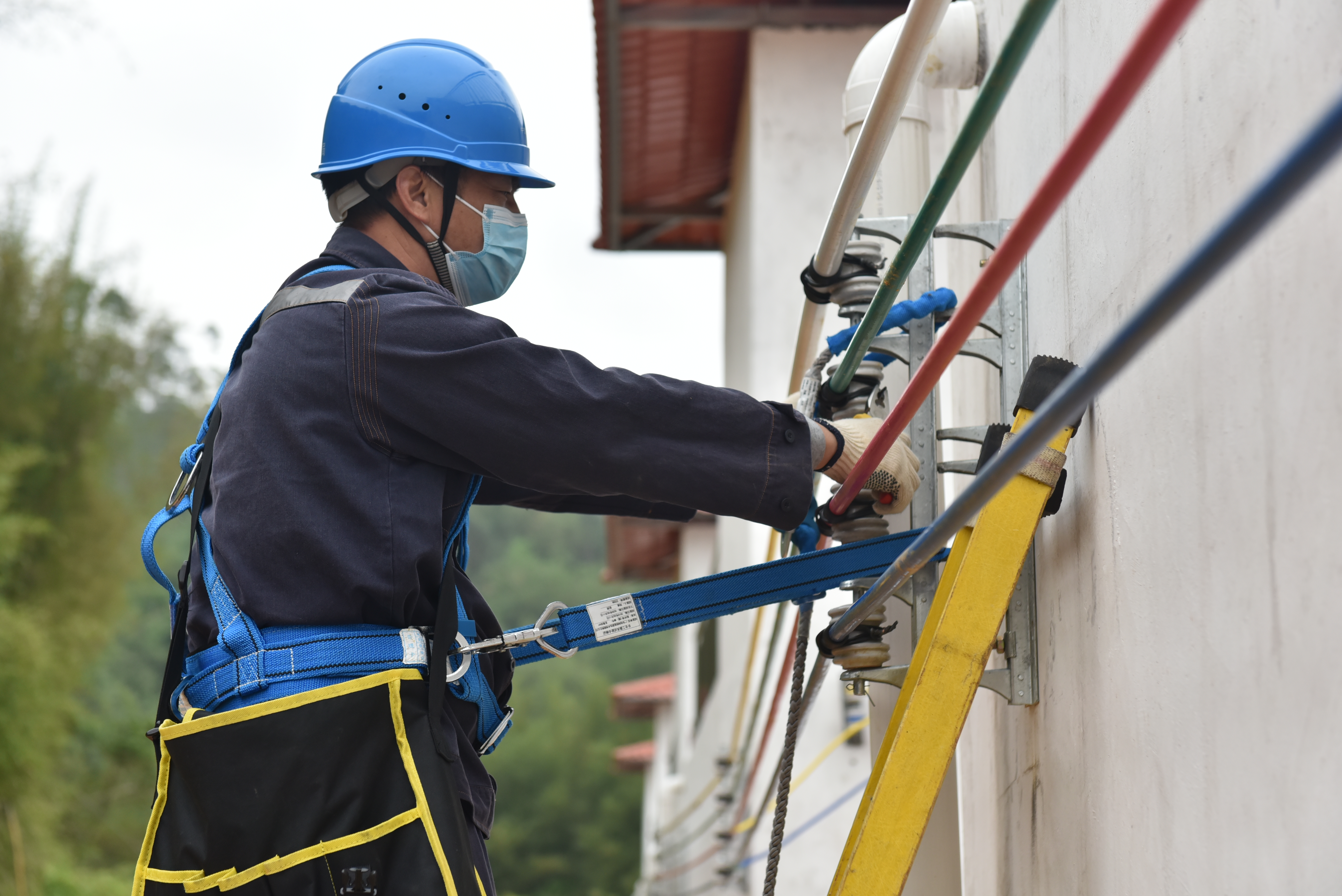 南方電網(wǎng)廣東清遠清新供電局組織員工對村里的線路進行整治更換。（潘桂鳳 攝）.JPG