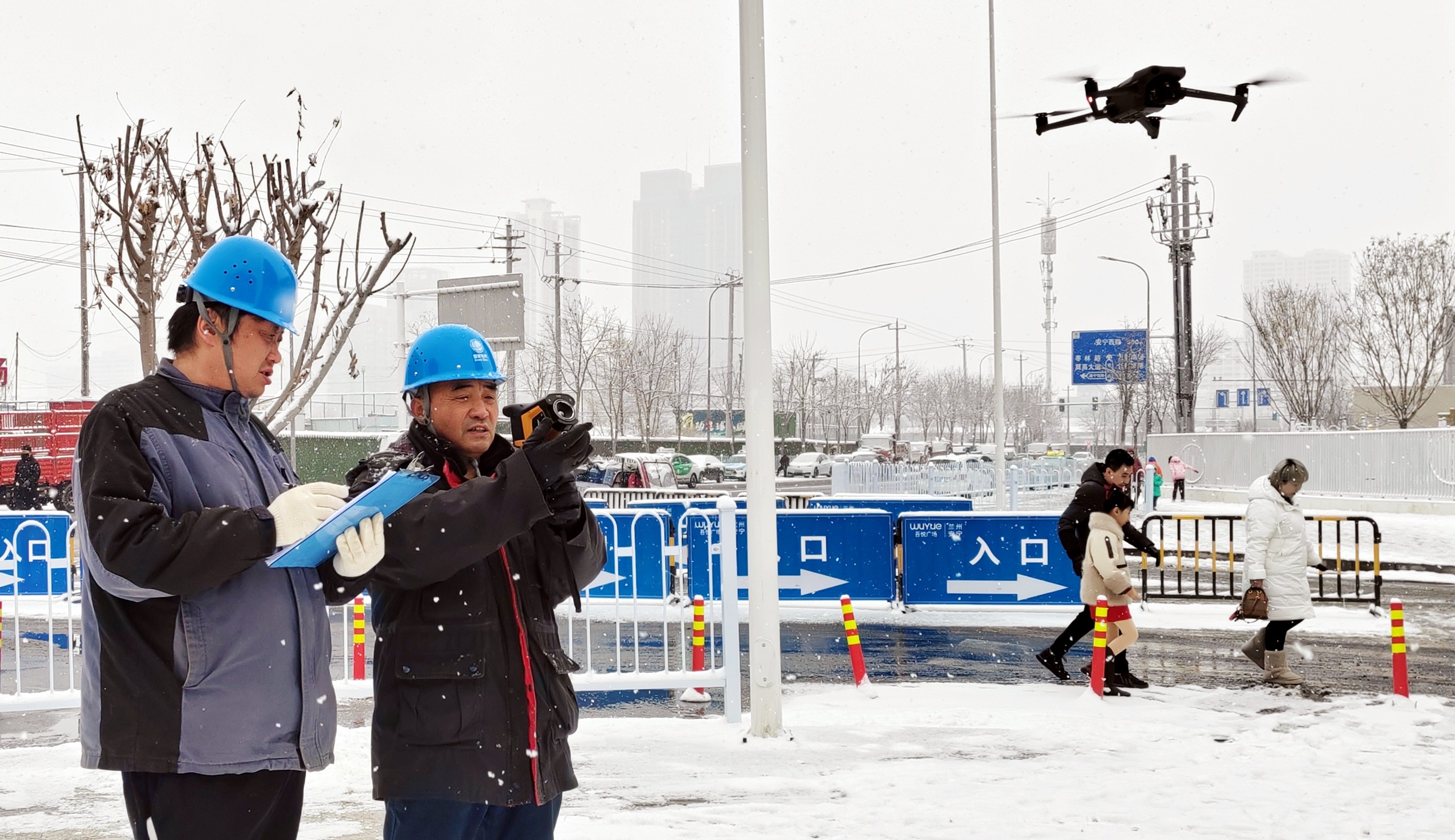 2024年2月2日，國網(wǎng)蘭州供電公司安寧供電分公司員工利用無人機對城<span id=