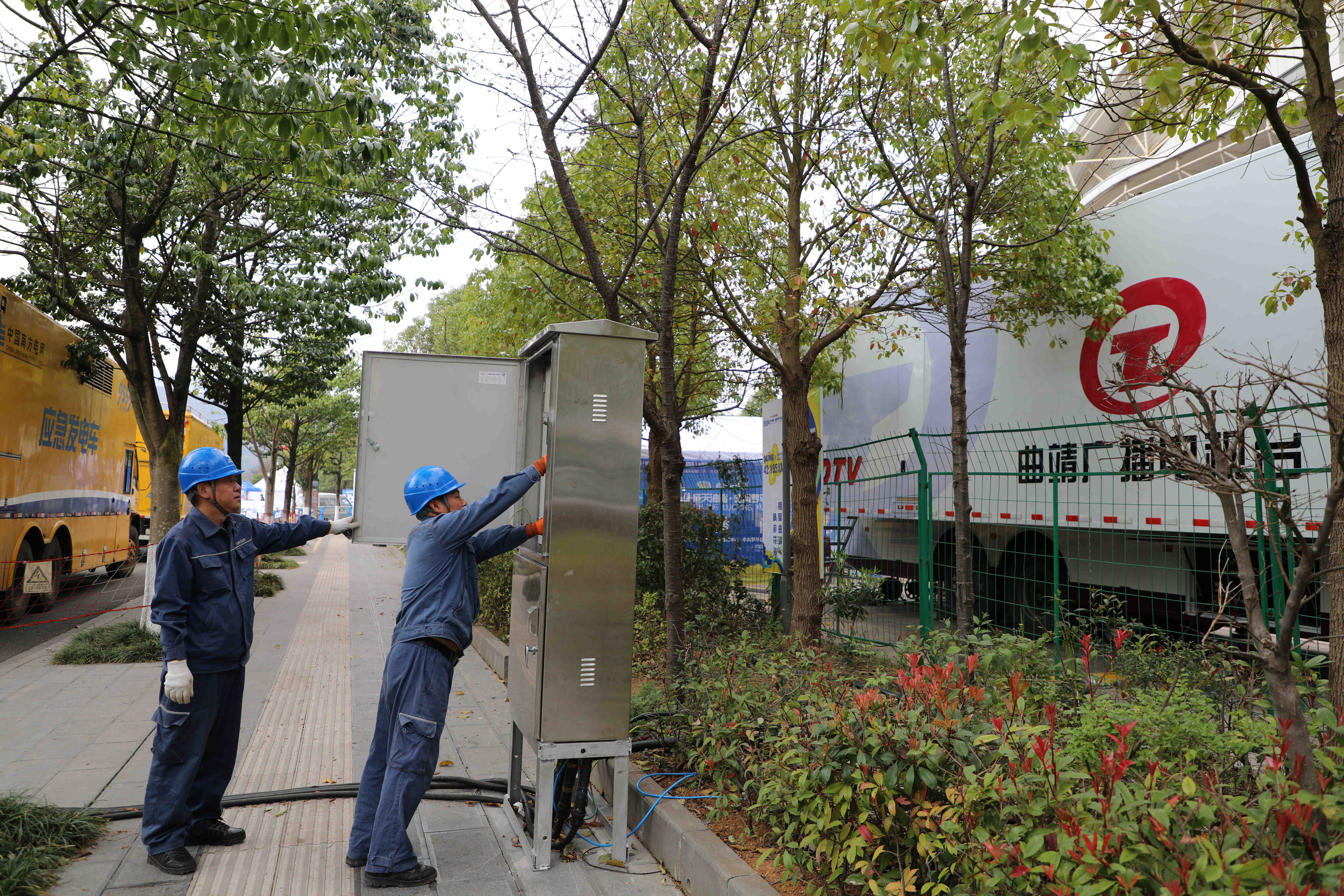 保供電期間工作人員值守在發(fā)電車旁 方宇攝 (3).JPG