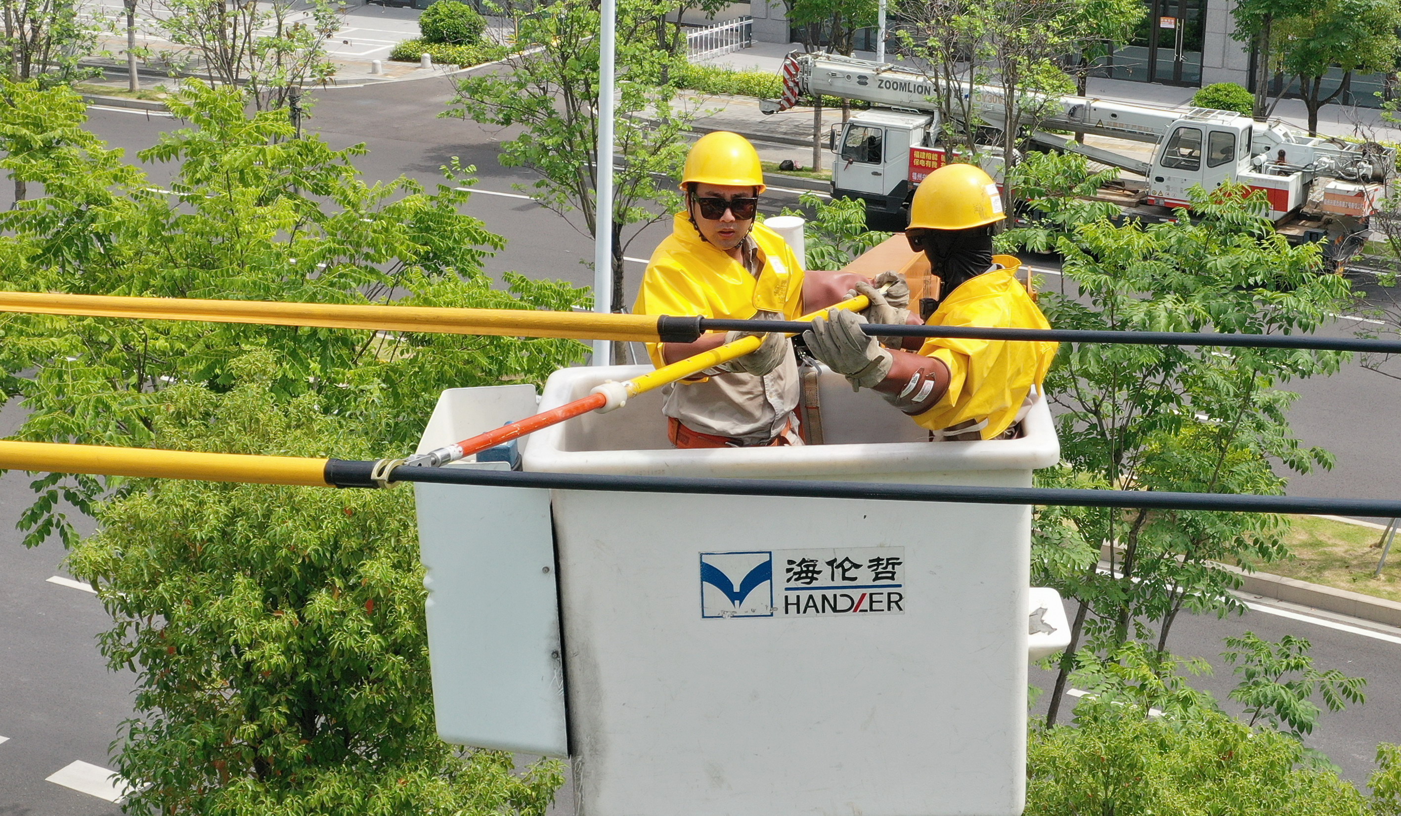 6月25日，國網(wǎng)福州供電公司帶電作業(yè)人員在福州市雁頭路開展帶電立桿作業(yè)9（柯俊明）.jpg