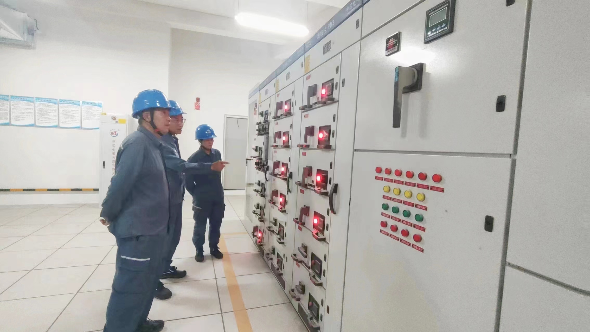 2、工作人員對企業(yè)配電室用電設備進行用電檢查.jpg